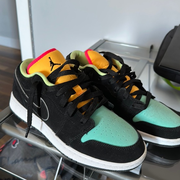 Nike Air Jordan worn twice, like new. Size 7Y. Real authentic Air Jordan. - Picture 1 of 4